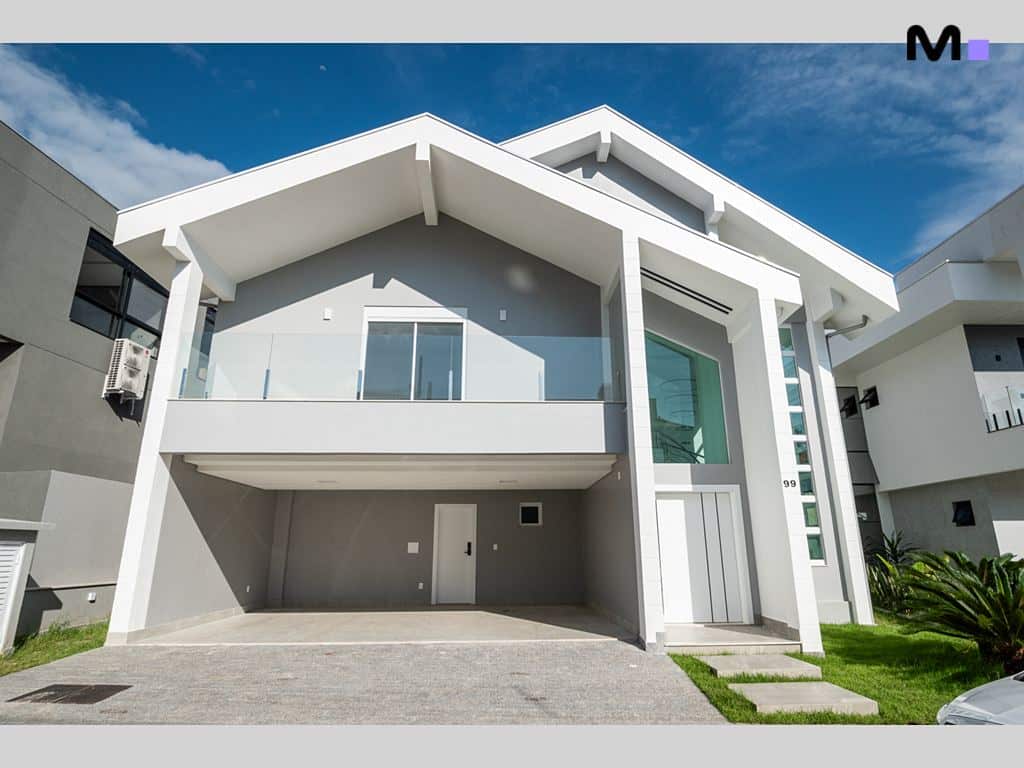 Casa moderna no Condomínio House Haras, fachada cinza e branca com garagem coberta.