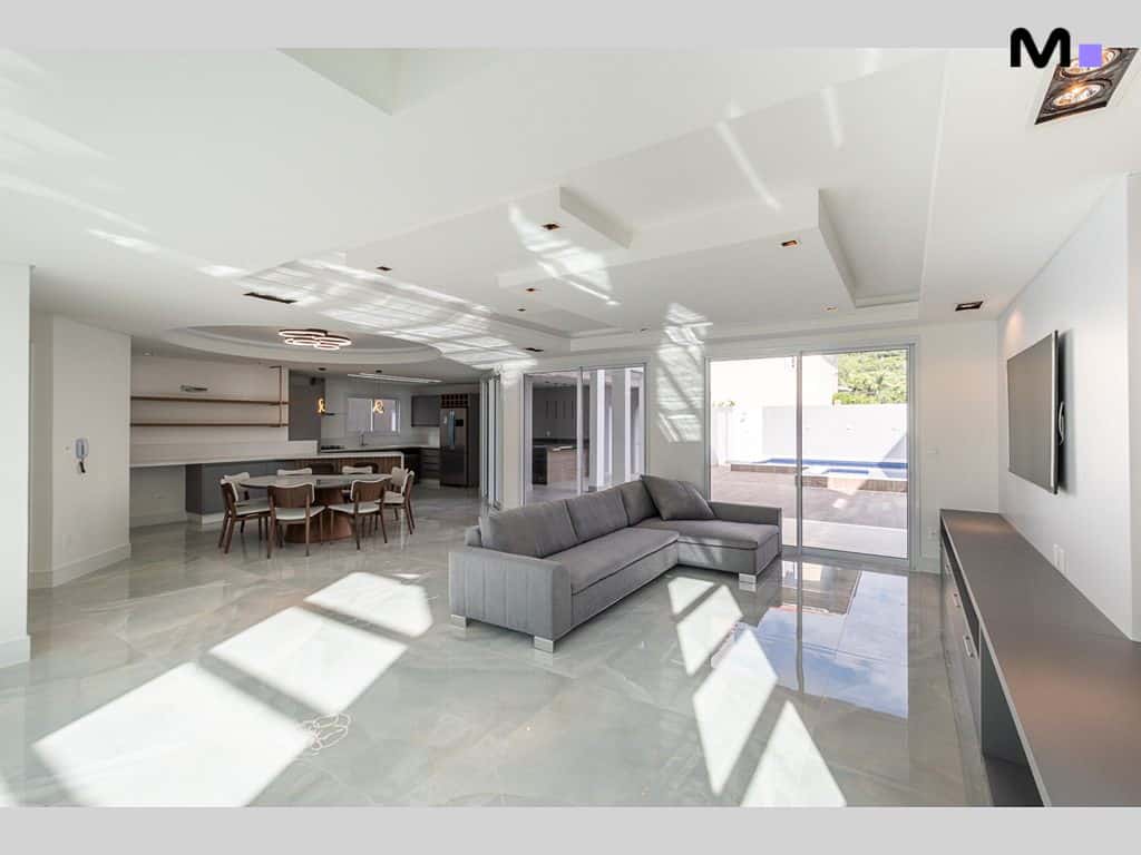 Sala ampla e iluminada no Condomínio House Haras.