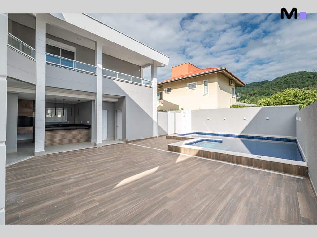Casa moderna com piscina no Condomínio House Haras. Área de lazer externa com churrasqueira.