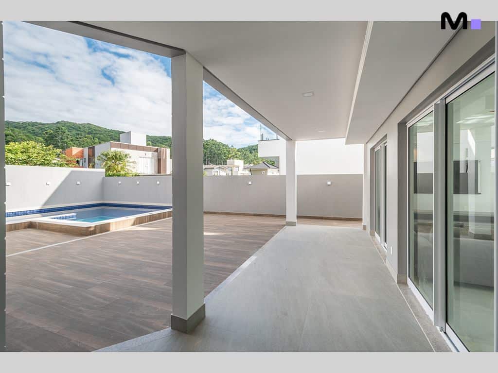 Varanda moderna com piscina no Condomínio House Haras. Vista para montanhas.