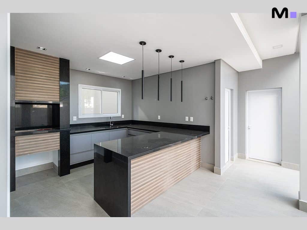 Cozinha moderna com ilha e churrasqueira no Condomínio House Haras.