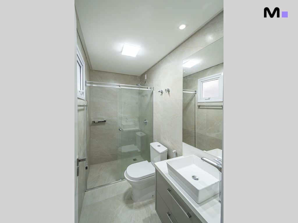Banheiro moderno com box de vidro no Condomínio House Haras.