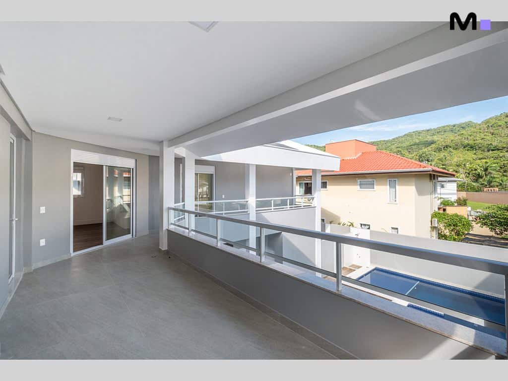 Varanda moderna no Condomínio House Haras com vista para piscina e área verde.