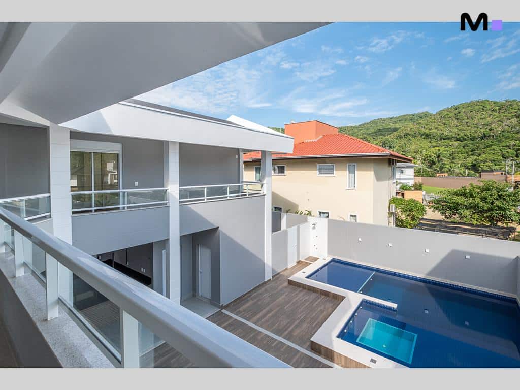 Vista aérea do Condomínio House Haras com piscina e casas modernas.