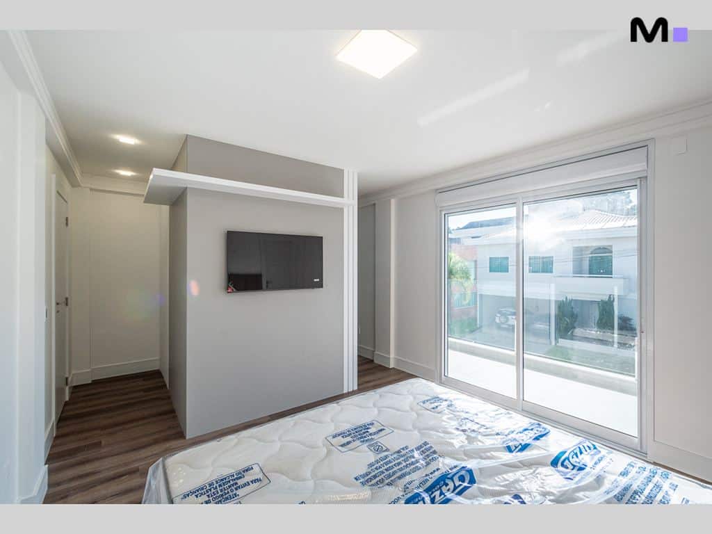 Quarto claro e moderno no Condomínio House Haras com cama e janela grande.