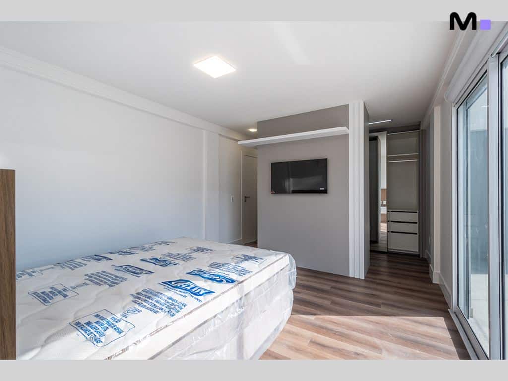 Quarto moderno e aconchegante no Condomínio House Haras, com cama, TV e armário embutido.