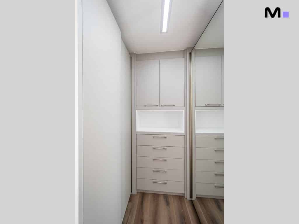 Closet branco moderno com gavetas e espelho no Condomínio House Haras.