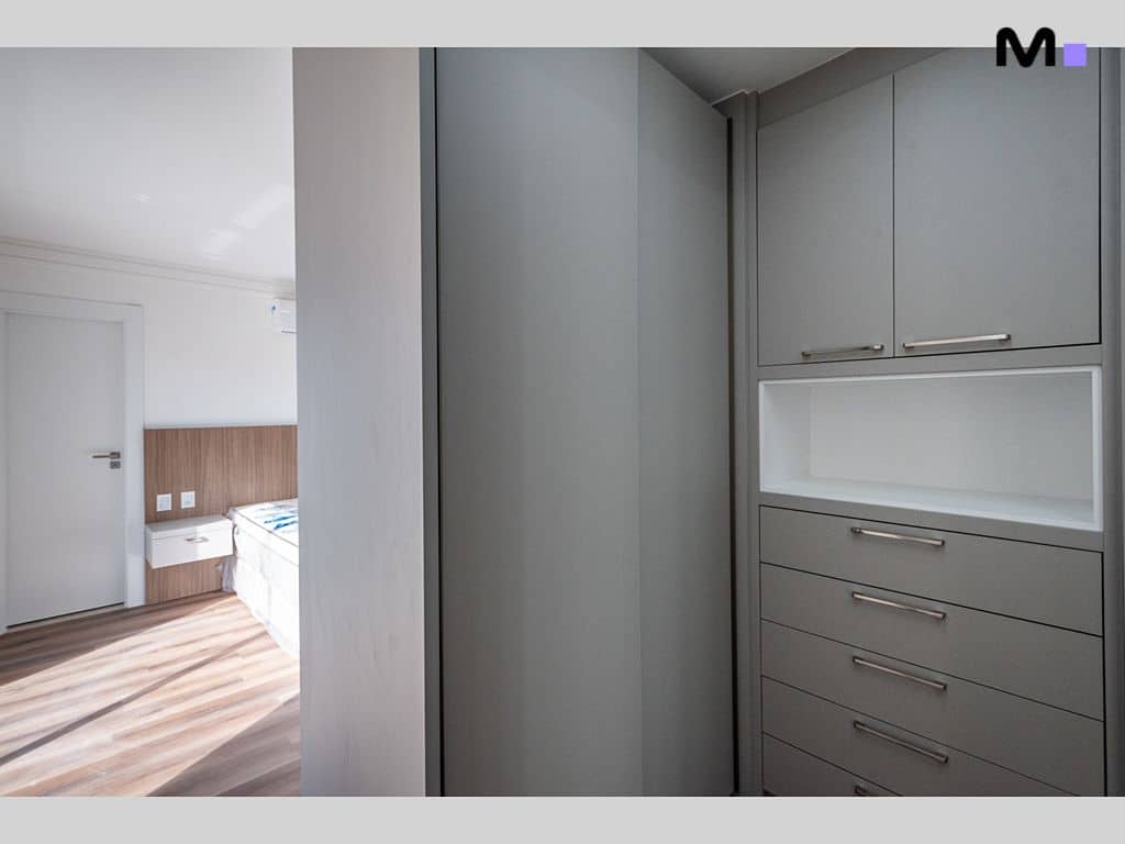 Armário cinza em condomínio. Detalhe do design moderno e funcional do espaço interno.