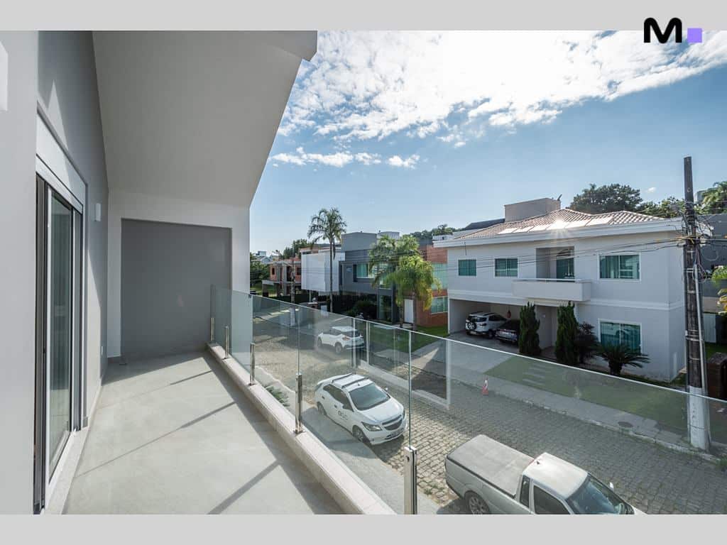 Varanda no Condomínio House Haras com vista para a rua e casas.