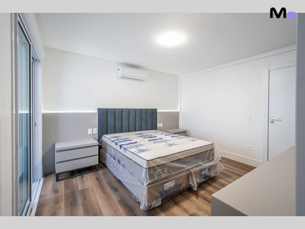 Quarto moderno com cama nova e cabeceira azul no Condomínio House Haras.