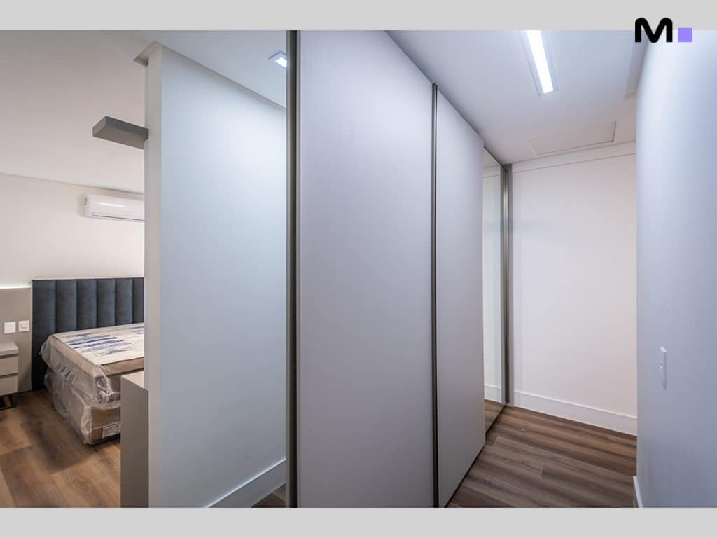 Quarto moderno com armário embutido no Condomínio House Haras.