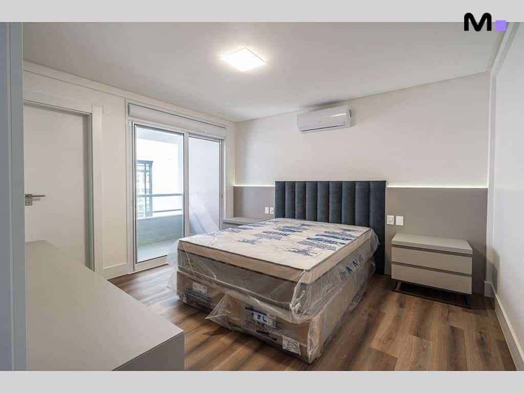 Quarto moderno com cama embalada no Condomínio House Haras.