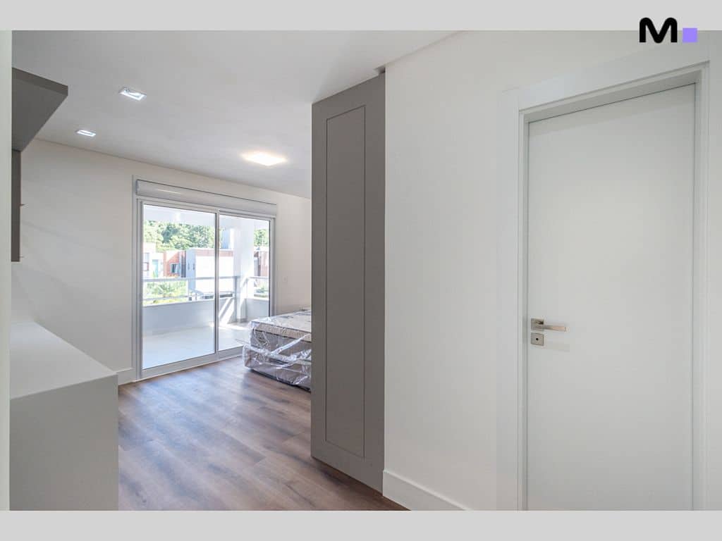 Quarto claro com porta, janela para varanda e piso de madeira no Condomínio House Haras.