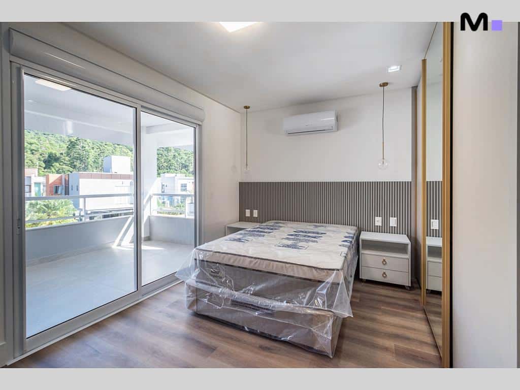 Quarto moderno e iluminado no Condomínio House Haras com varanda e cama coberta.