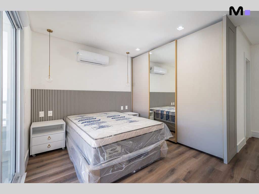 Quarto moderno com cama e armário no Condomínio House Haras. Design clean e aconchegante.