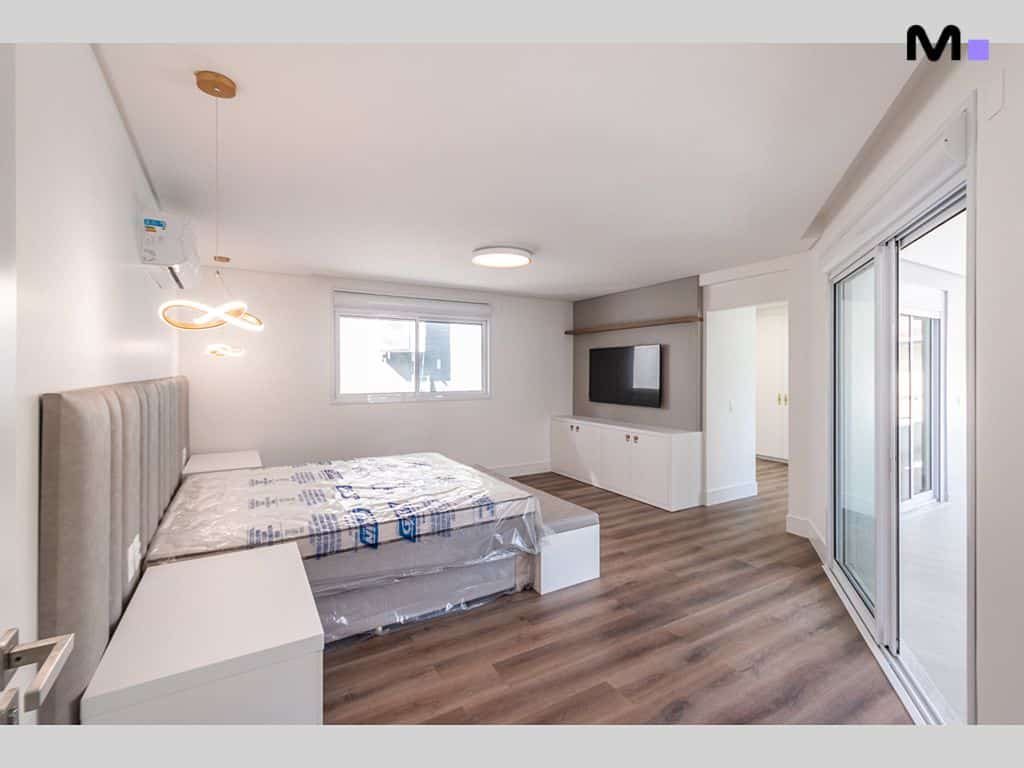 Quarto moderno e bem iluminado no Condomínio House Haras. Cama, TV e varanda com vista.