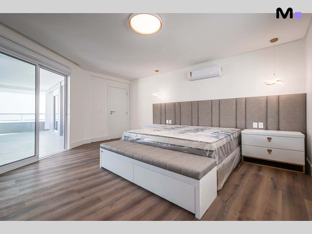 Quarto moderno e iluminado no Condomínio House Haras, com cama king size e varanda.