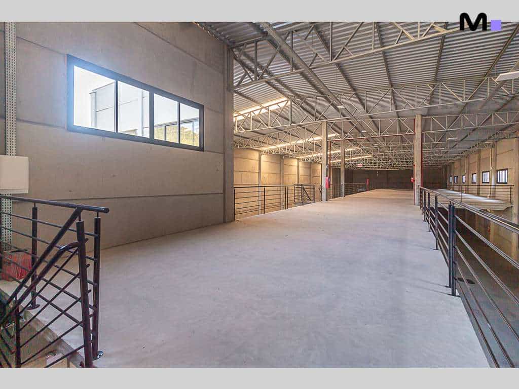 Interior espaçoso do ABC Business Park com estrutura metálica e janelas amplas.