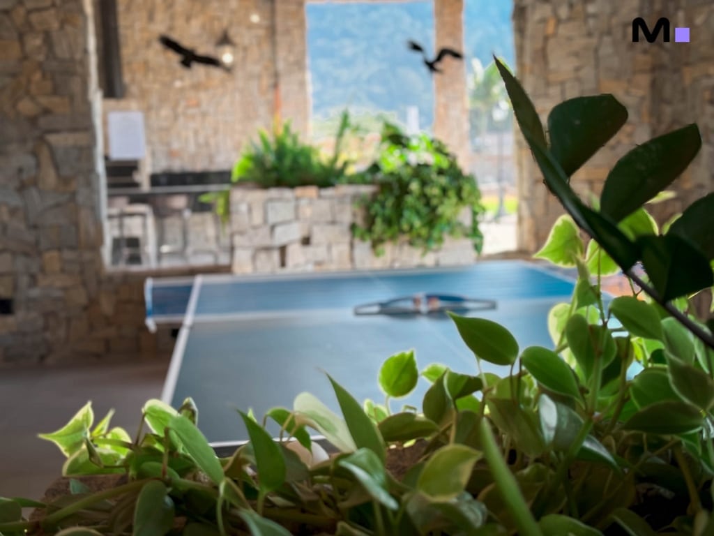 Mesa de ping pong em área de lazer no Condomínio Vale das Pedras.