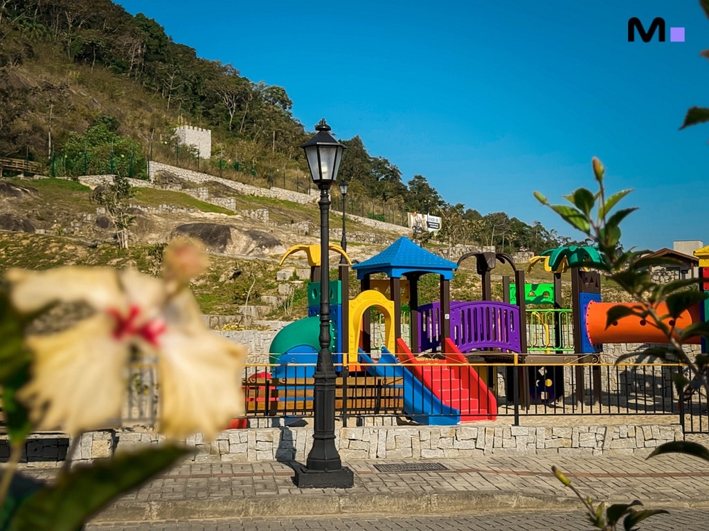 Parquinho colorido no Condomínio Vale das Pedras. Área de lazer infantil.