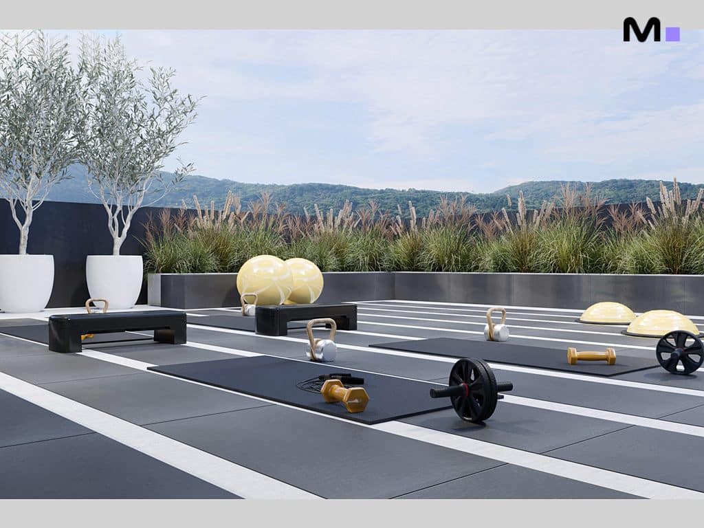 Equipamentos de ginástica ao ar livre em Metropolitan Modern Residences. Bolas, halteres e kettlebells.