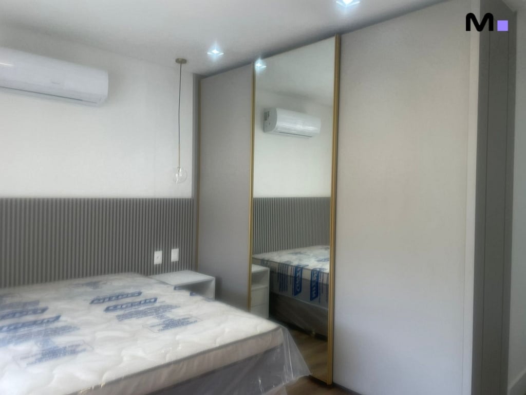 Quarto moderno com cama, espelho e armário em Condomínio House Haras.