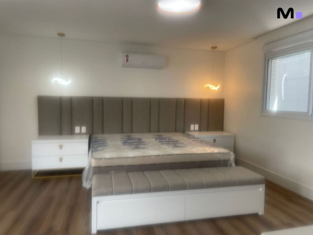 Quarto moderno e iluminado no Condomínio House Haras com cama king size e decoração minimalista.