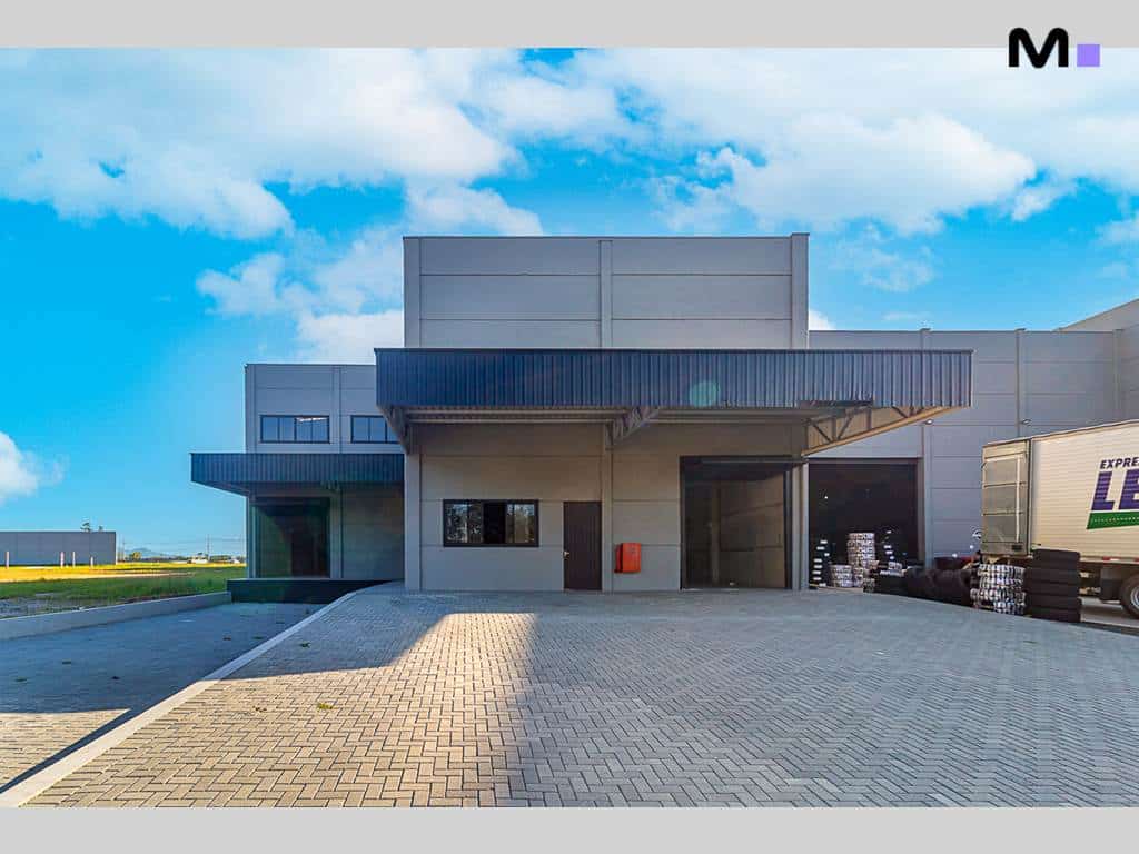 Prédio comercial no ABC Business Park com área de carga e descarga.
