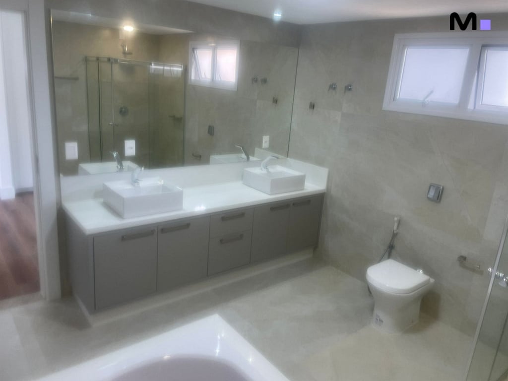 Banheiro moderno com pia dupla e banheira no Condomínio House Haras.