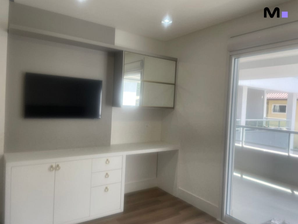 Móveis planejados brancos com TV e espelhos no Condomínio House Haras.