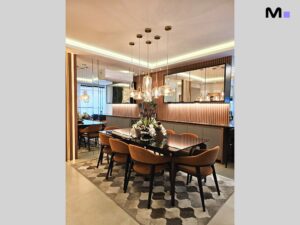 Sala de jantar elegante com mesa preta, cadeiras cor de laranja e iluminação moderna.