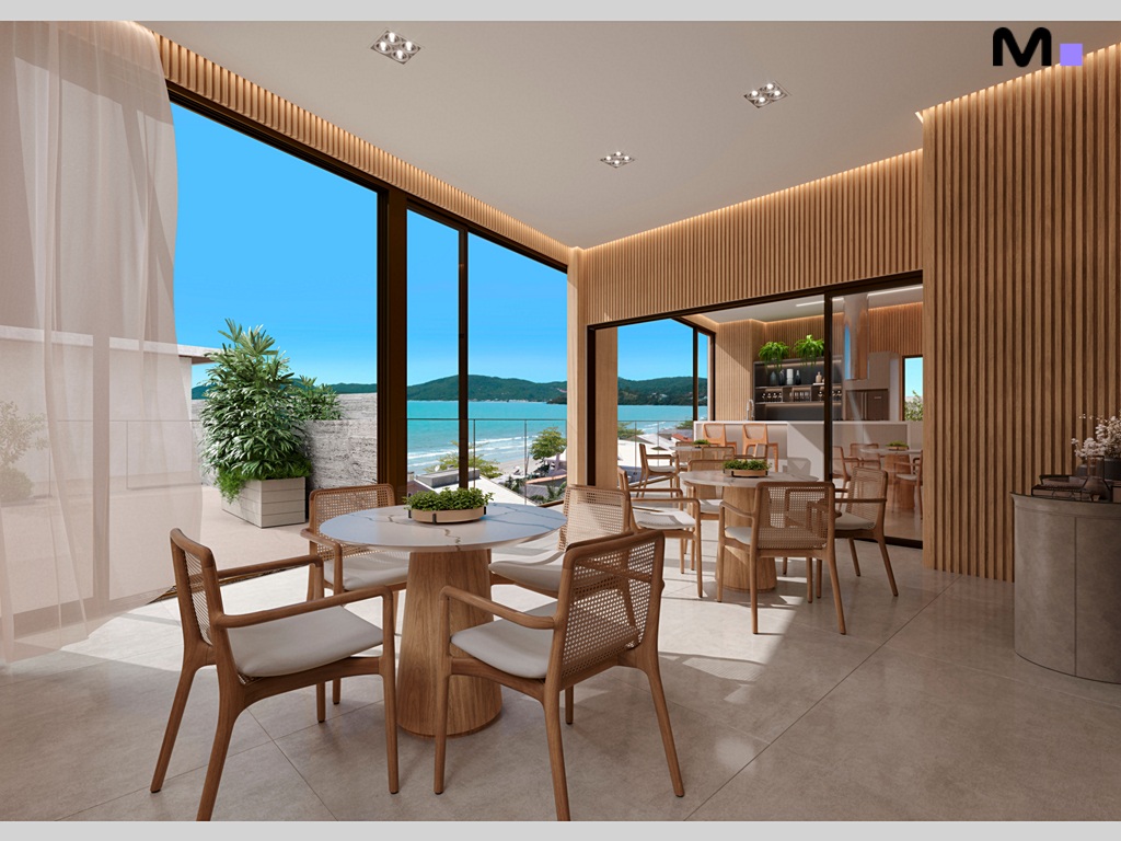 Interior elegante do Romanée Residence com vista para o mar, mesas e cadeiras de madeira.