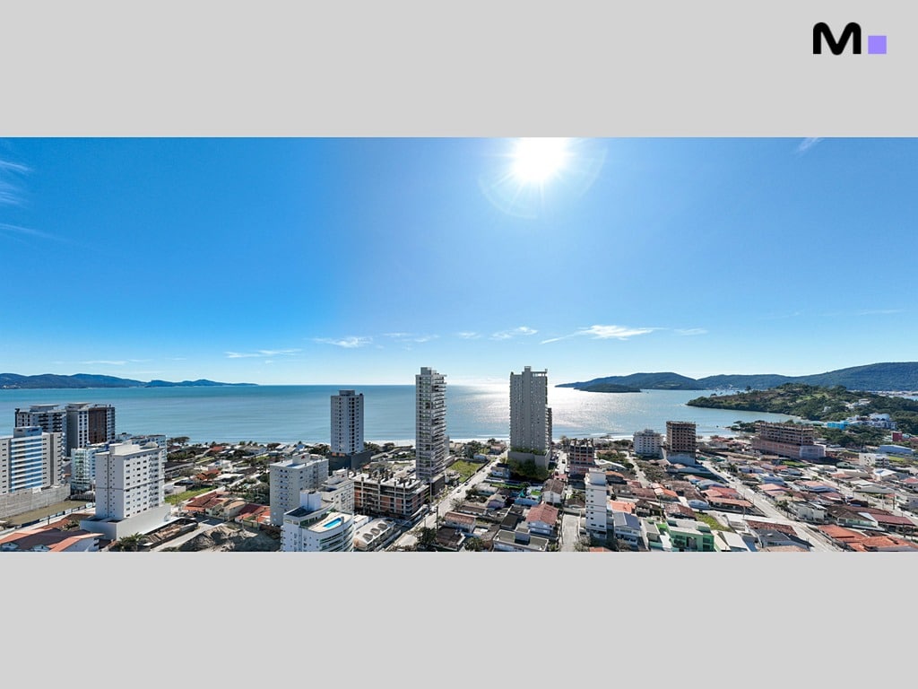 Vista panorâmica da cidade litorânea com o Hera Home Residence ao fundo.