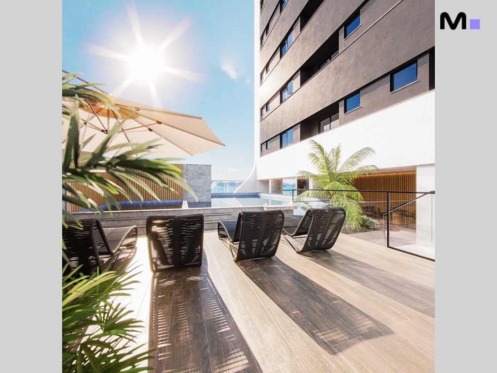 Área de lazer do Hudson Park Residence com piscina, espreguiçadeiras e vista do prédio.