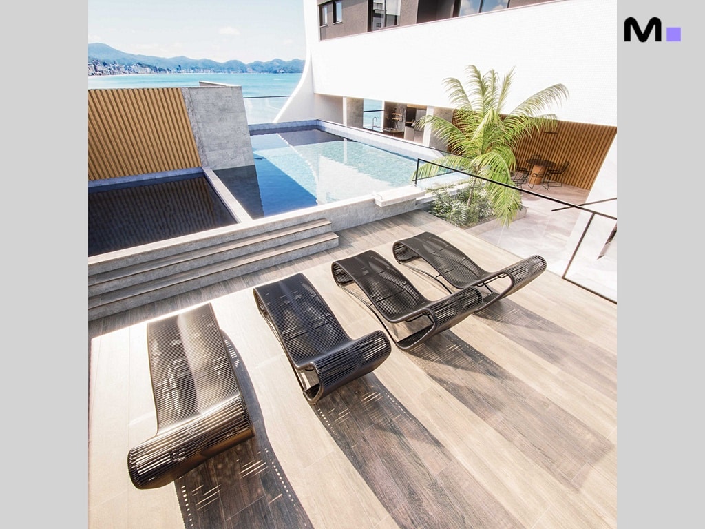 Residência Hudson Park: piscina com espreguiçadeiras modernas e vista para o mar.