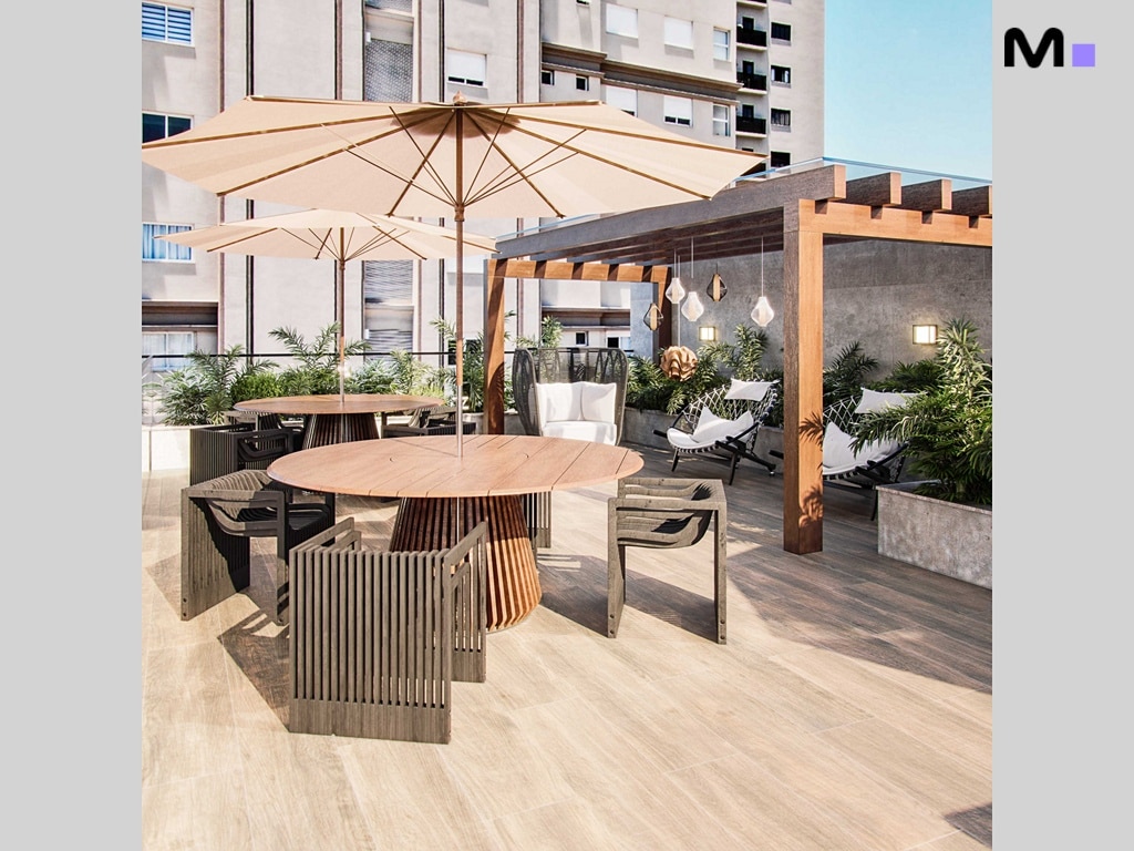 Terraço do Hudson Park Residence com mesas, cadeiras e pérgola. Design moderno e elegante.