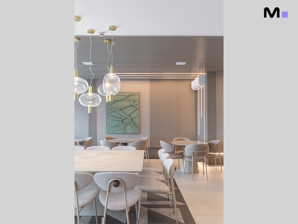 Interior moderno da Residência Vila Aurora: luminárias elegantes e cadeiras aconchegantes.