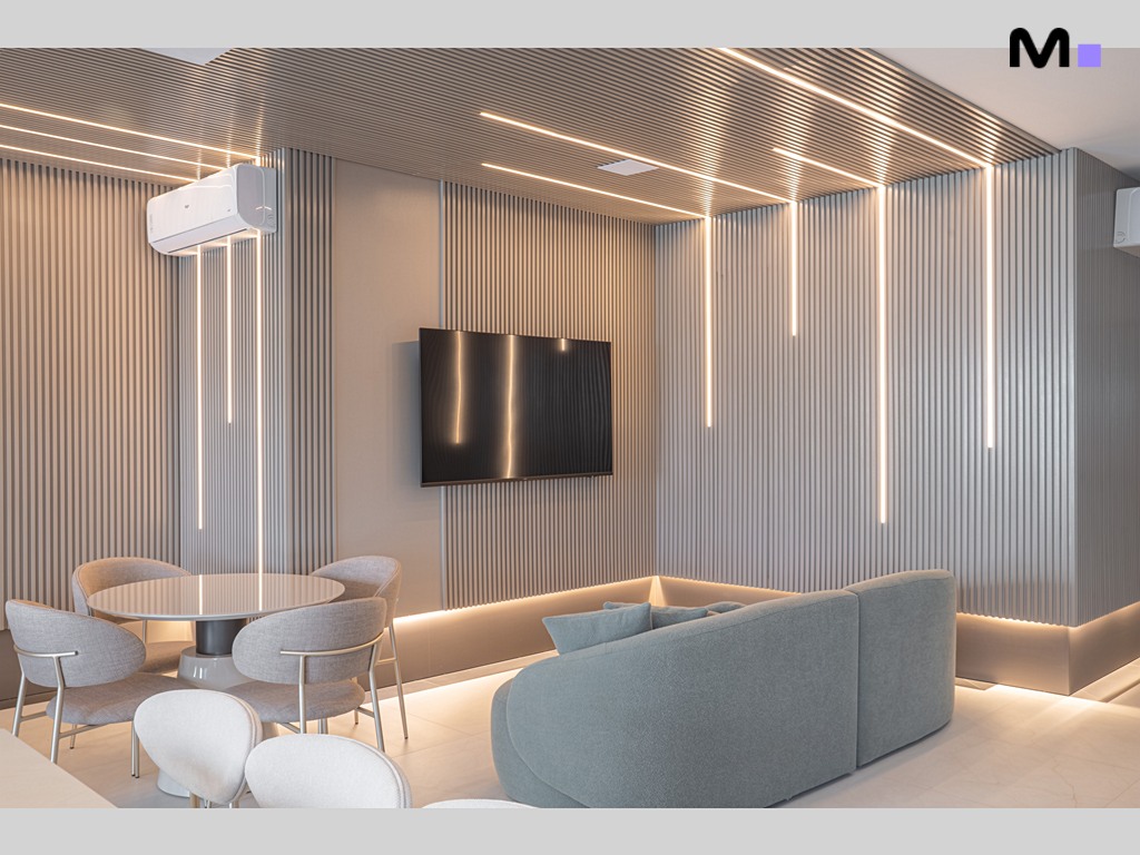 Sala de estar moderna da Vila Aurora Residence com iluminação LED e design minimalista.