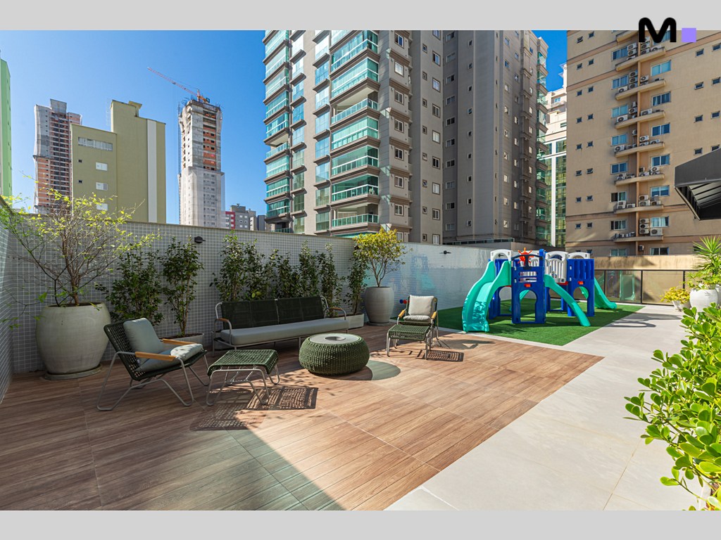 Área de lazer do Vila Aurora Residence com playground e mobiliário externo.