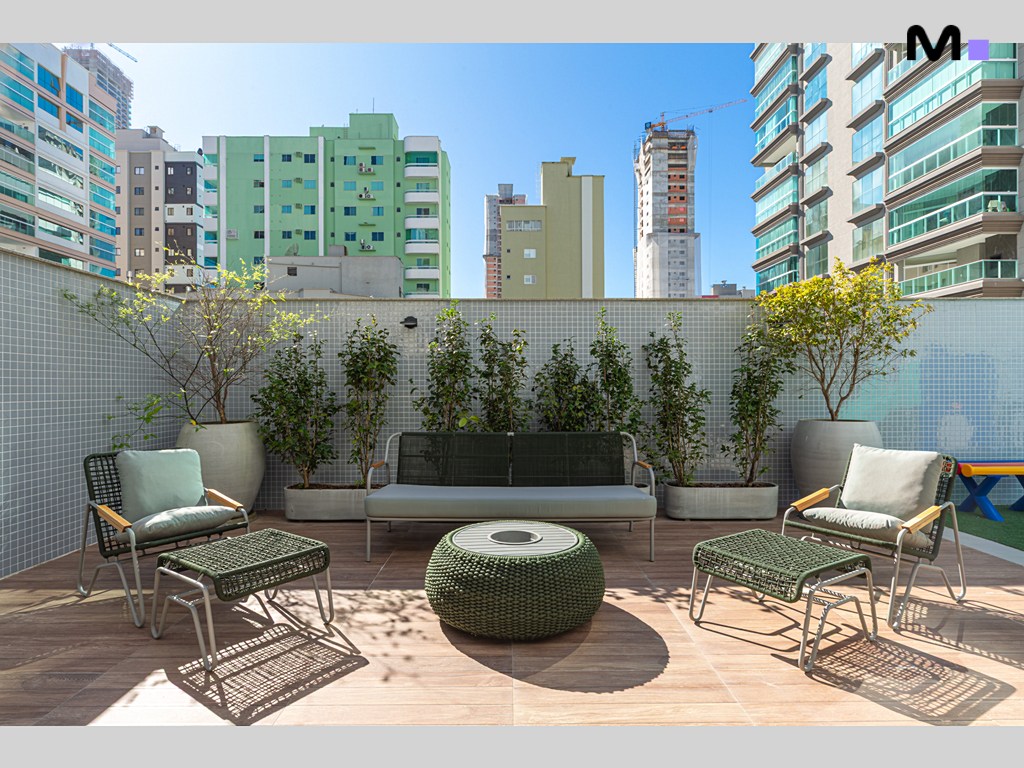 Varanda da Residência Vila Aurora com móveis de exterior e plantas.