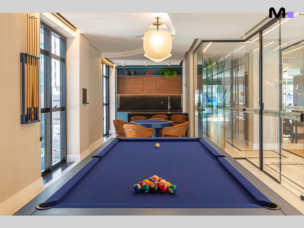 Mesa de bilhar azul em sala de jogos moderna no Vila Aurora Residence. Bolas coloridas prontas para jogar.