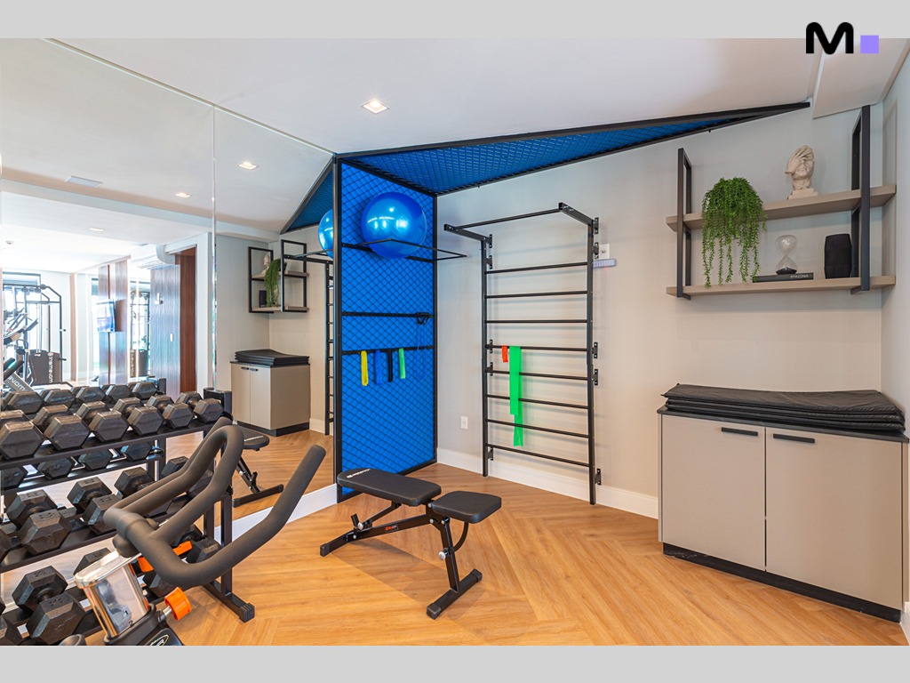 Academia residencial Vila Aurora: halteres, espaldar e equipamentos modernos.
