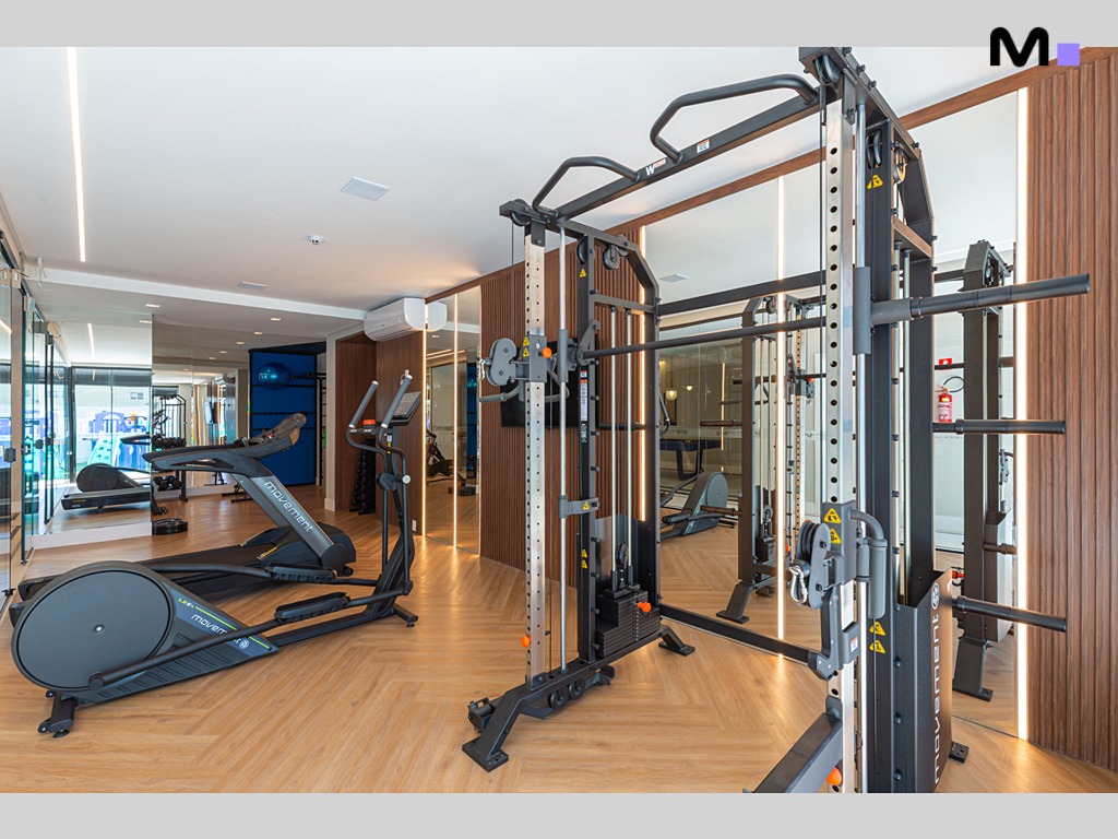 Academia moderna no Vila Aurora Residence com esteira, elíptico e estação de musculação.