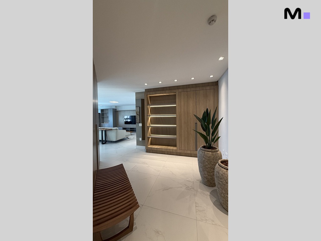 Hall de entrada moderno com banco de madeira e armário embutido no Garden Square Residence.