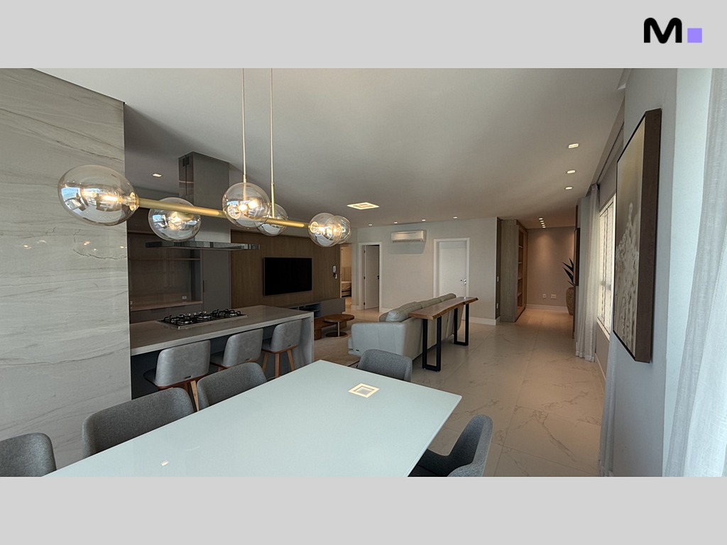 Sala de estar moderna e iluminada no Garden Square Residence, com cozinha integrada e decoração elegante.