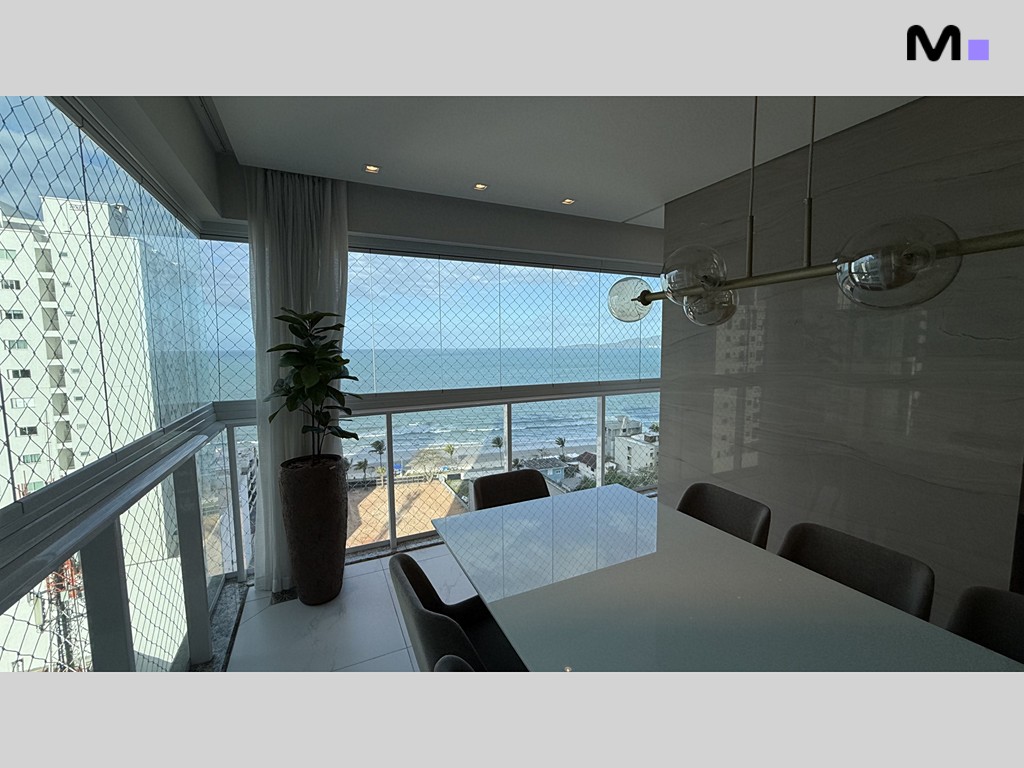 Sala de jantar luminosa com vista para o mar no Garden Square Residence.