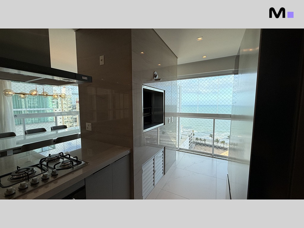 Cozinha moderna com vista para o mar no Garden Square Residence. Design elegante e iluminação natural.