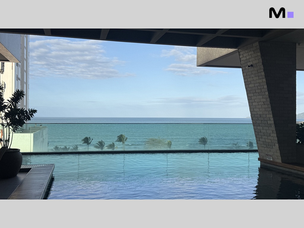 Piscina infinita com vista para o mar no Garden Square Residence.