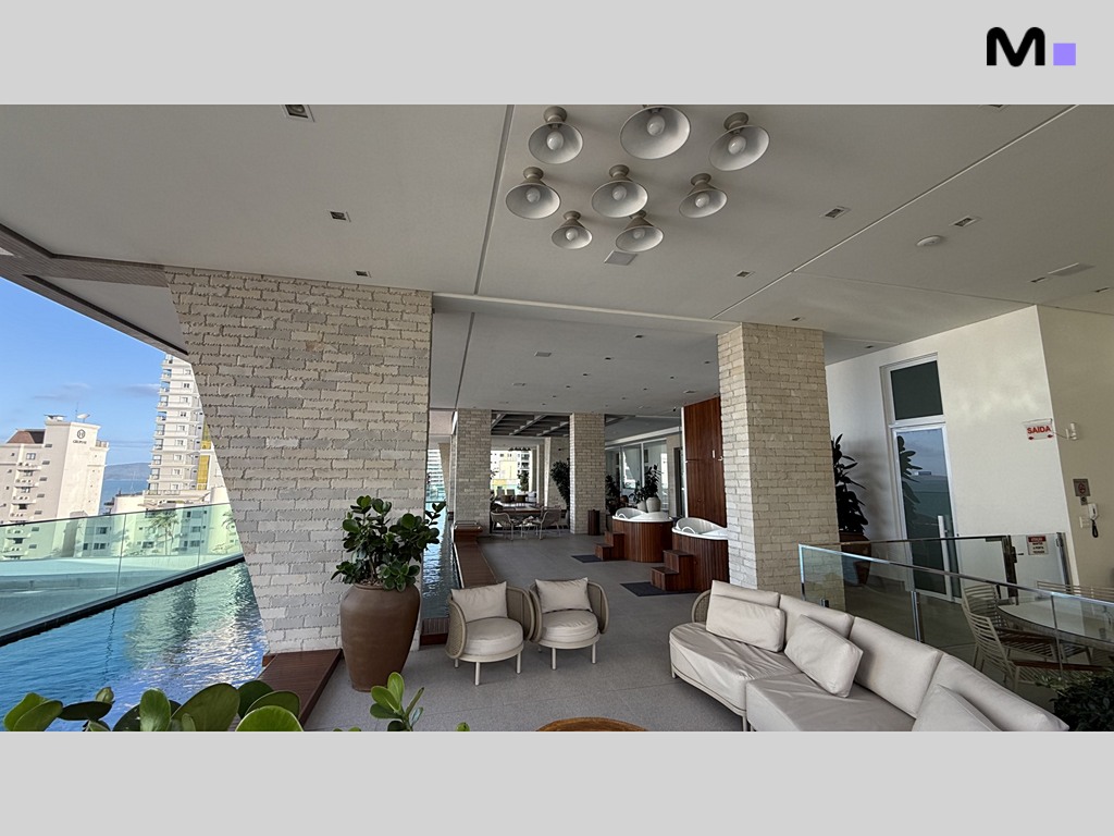 Varanda elegante no Garden Square Residence com piscina e vista da cidade.