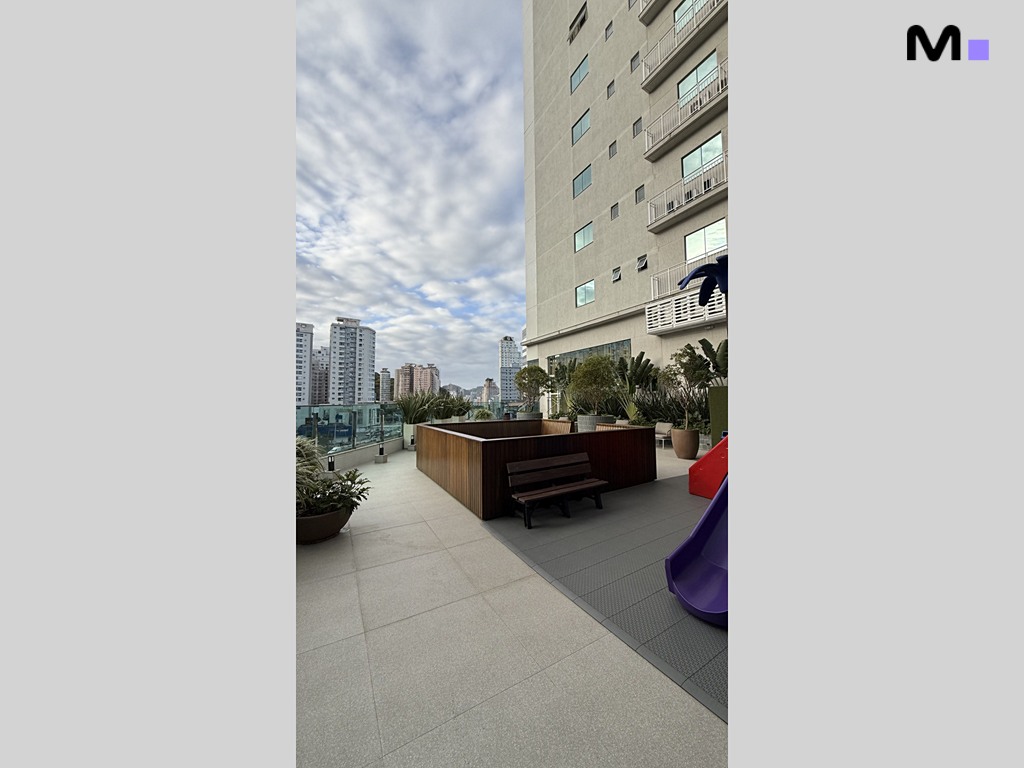 Área de lazer do Garden Square Residence com vista para a cidade e brinquedos infantis.